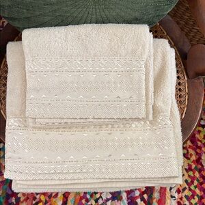 Vintage Fieldcrest Cream Satin Embroidered Detail Bath Towel & Hand Towel Set